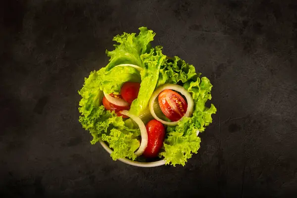 Schüssel Mit Salat Tomaten Und Zwiebeln — Stockfoto