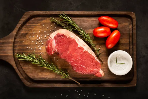 Carne Crua Ancho Pronta Para Assar Uma Placa Corte Madeira — Fotografia de Stock