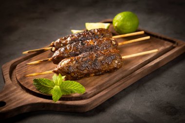 Tahtada sığır kaftası. Kafta, geleneksel Arap mutfağı.