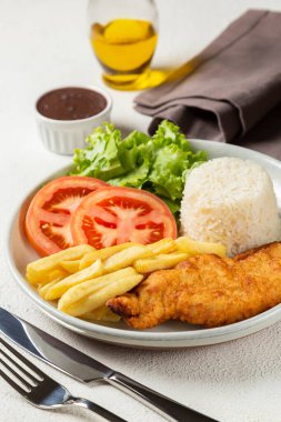 Ekmekli fileto, pilav, fasulye ve salata ile özel yemek..