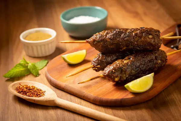 Hovězí Kafta Dřevěné Desce Kafta Tradiční Arabská Kuchyně — Stock fotografie