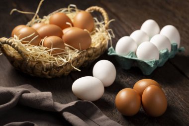 Beyaz ve kahverengi tavuk yumurtaları masaya konacak..