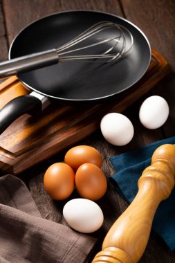 Beyaz ve kahverengi tavuk yumurtaları masaya konacak..