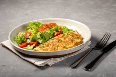 Peynirli omlet, marul ve domates salatası..