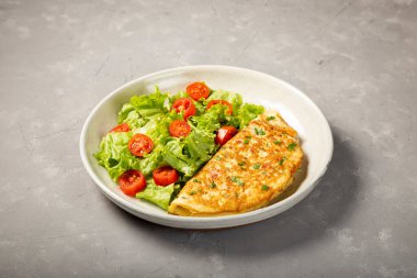 Peynirli omlet, marul ve domates salatası..