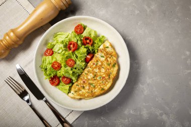 Peynirli omlet, marul ve domates salatası..