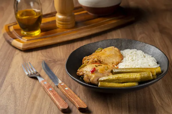 オクラと米でチキン 典型的なブラジル料理 — ストック写真
