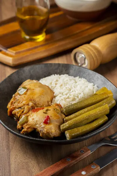 オクラと米でチキン 典型的なブラジル料理 — ストック写真