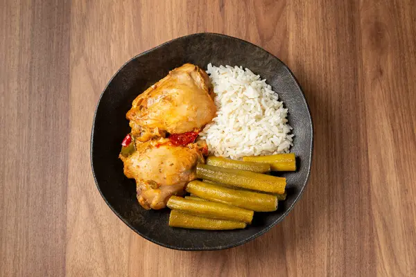 Kurczak Okrą Ryżem Typowe Brazylijskie Danie — Zdjęcie stockowe