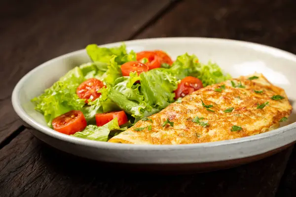 チーズとレタスとトマトサラダのオムレツ — ストック写真