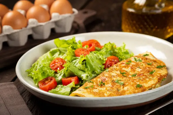 Omelet Cheese Lettuce Tomato Salad — Stock Photo, Image