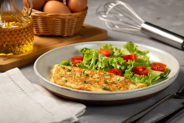 Peynirli Omlet Marul Domates Salatası — Stok fotoğraf