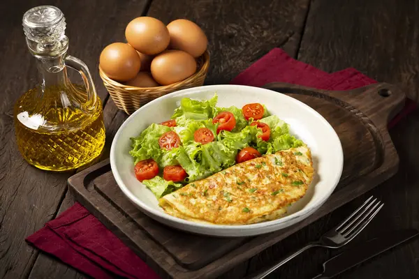 Omelet Cheese Lettuce Tomato Salad — Stock Photo, Image