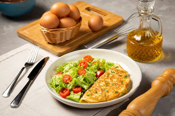 Peynirli Omlet Marul Domates Salatası — Stok fotoğraf