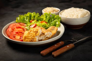 kızarmış balık-salata ile.