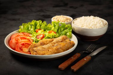 kızarmış balık-salata ile.