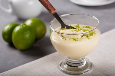 Limon aromalı limon kreması..