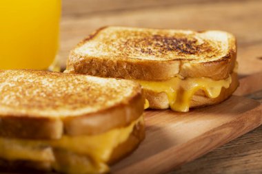 Kızarmış jambon ve peynir. Peynirli sandviç ve ızgara jambon..