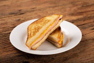 Kızarmış jambon ve peynir. Peynirli sandviç ve ızgara jambon..