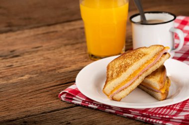 Kızarmış jambon ve peynir. Peynirli sandviç ve ızgara jambon..