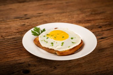 Kızarmış yumurtalı tostla kahvaltı.