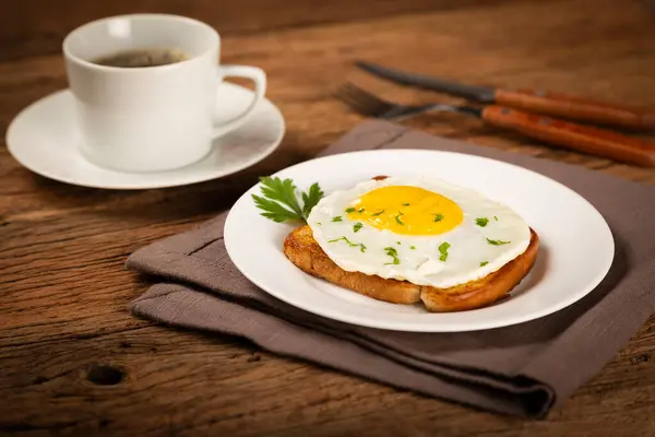 Kızarmış Yumurtalı Tostla Kahvaltı — Stok fotoğraf