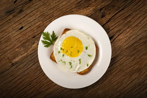Breakfast Fried Egg Toast — Stock Photo, Image