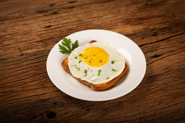 Breakfast Fried Egg Toast — Stock Photo, Image