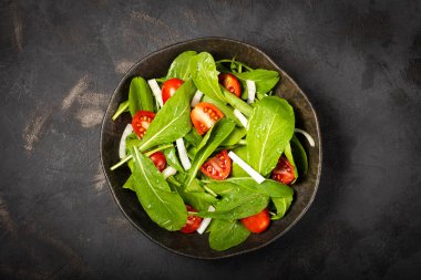 Arka planda domatesli Arugula salatası..