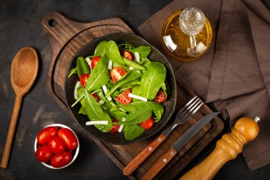 Arka planda domatesli Arugula salatası..