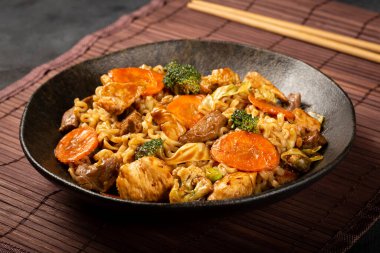 Yakisoba eriştesi. Et, tavuk ve sebzeli Yakisoba yemeği..