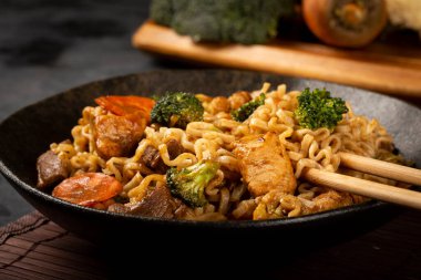 Yakisoba eriştesi. Et, tavuk ve sebzeli Yakisoba yemeği..