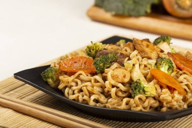 Yakisoba eriştesi. Et, tavuk ve sebzeli Yakisoba yemeği..