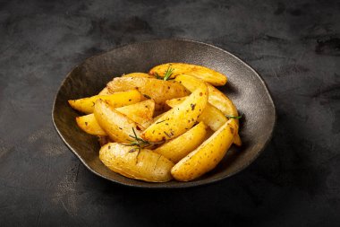 Tabakta biberiyeli kızarmış patates..