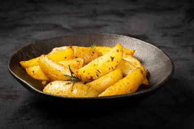 Tabakta biberiyeli kızarmış patates..