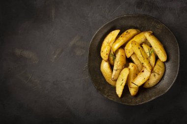 Tabakta biberiyeli kızarmış patates..