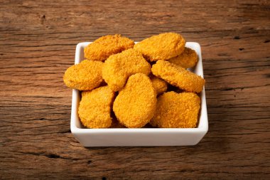 Ketçap ve gül soslu kızarmış tavuk nugget..