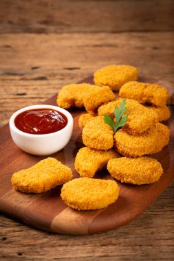 Ketçap ve gül soslu kızarmış tavuk nugget..