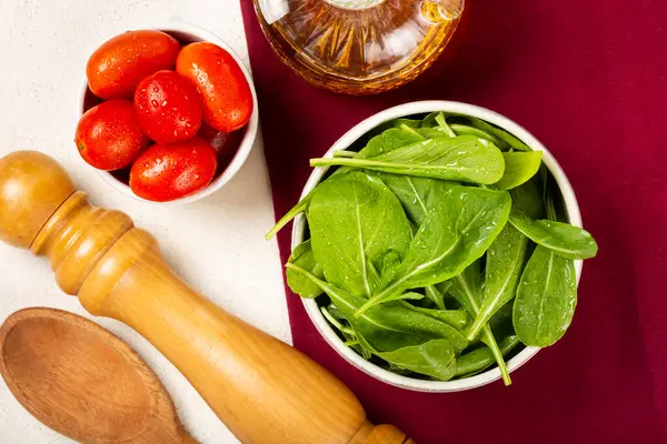 Beyaz Arka Planda Domatesli Arugula Salatası — Stok fotoğraf