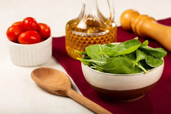 Beyaz Arka Planda Domatesli Arugula Salatası — Stok fotoğraf