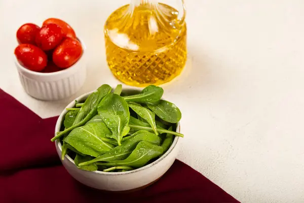 Arugula Salade Met Tomaten Witte Achtergrond — Stockfoto