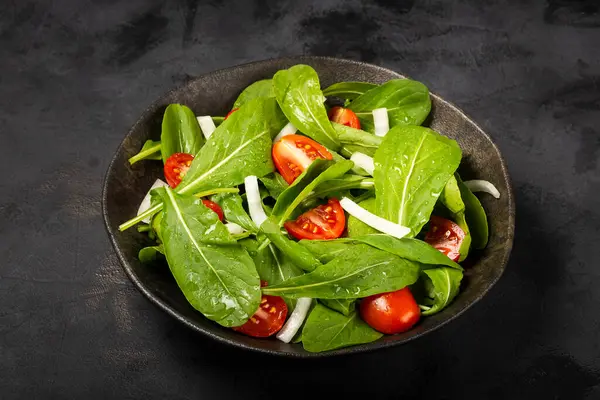 Salada Abúgula Com Tomates Fundo Escuro — Fotografia de Stock