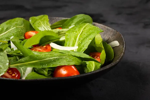 Arugula Salade Met Tomaten Donkere Achtergrond — Stockfoto