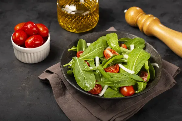 Arugula Salade Met Tomaten Donkere Achtergrond — Stockfoto