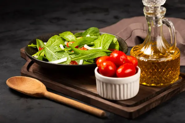 Rucolasalat Mit Tomaten Auf Dunklem Hintergrund — Stockfoto