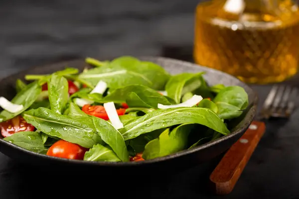 Arka Planda Domatesli Arugula Salatası — Stok fotoğraf