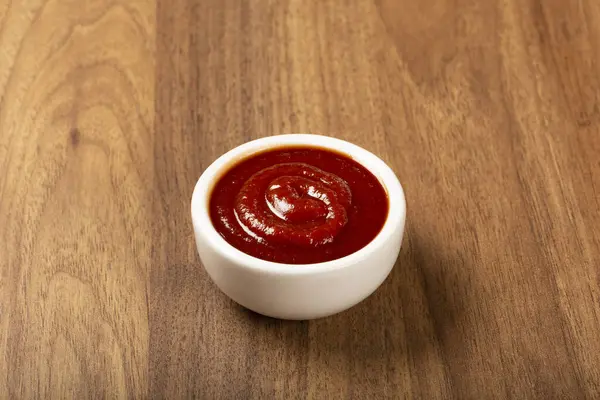 Tomat Ketchup Ramekin Trä Bakgrund — Stockfoto