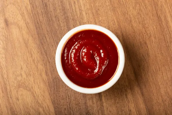 Tomat Ketchup Ramekin Trä Bakgrund — Stockfoto