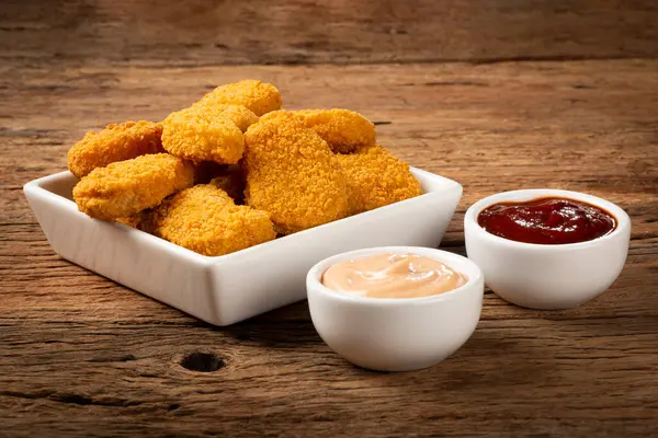 Ketçap ve gül soslu kızarmış tavuk nugget..