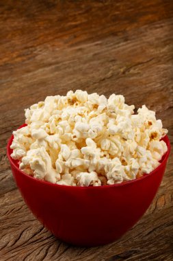 Tuzlu patlamış mısırlı kase masada..